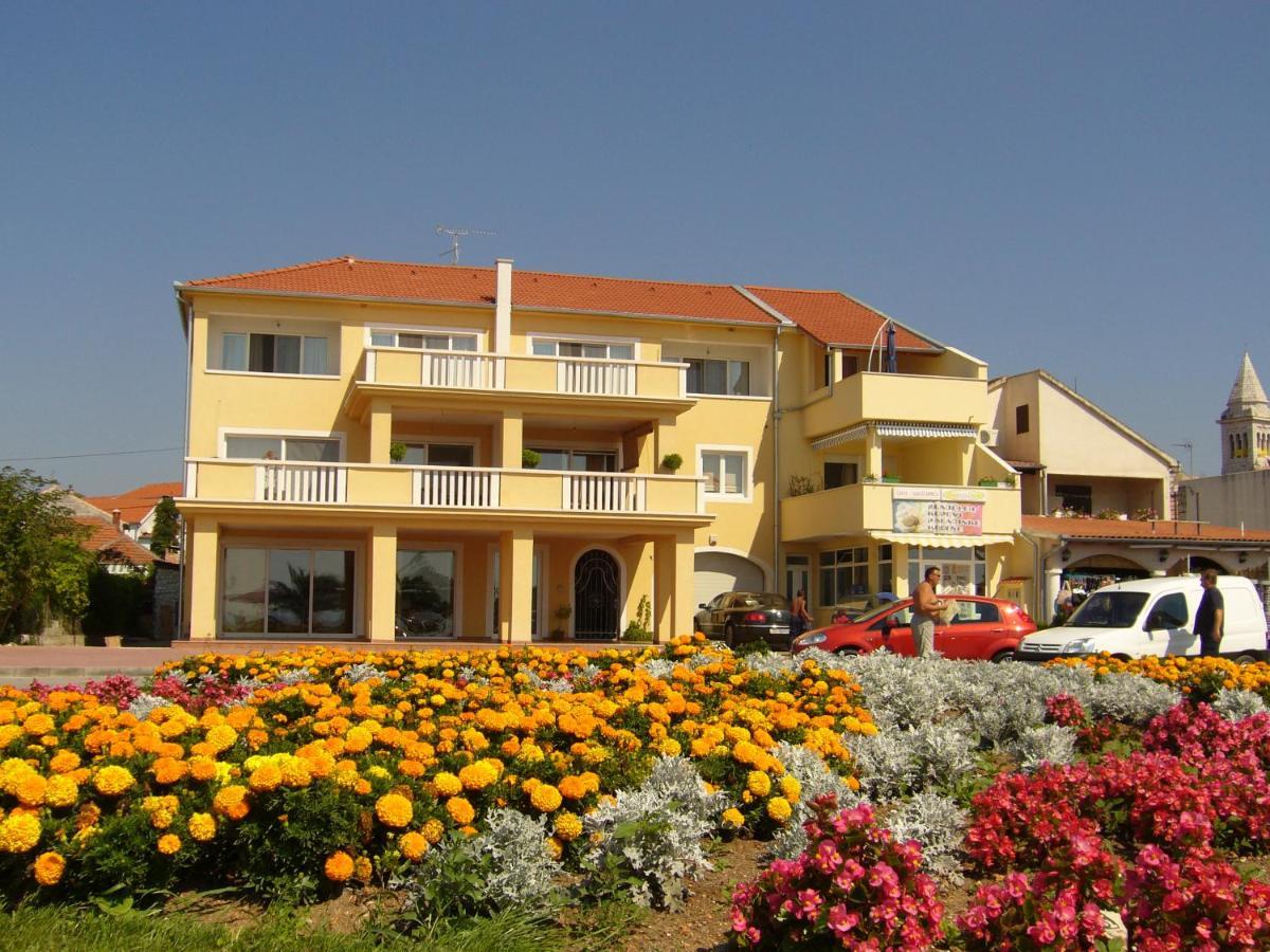 Buco Seafront Apartments & Fastfood Pakoštane Exterior foto
