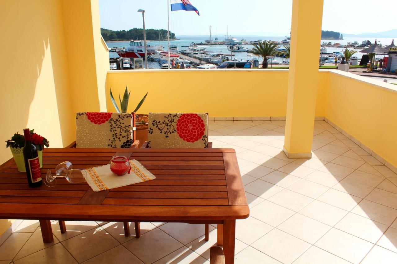 Buco Seafront Apartments & Fastfood Pakoštane Exterior foto