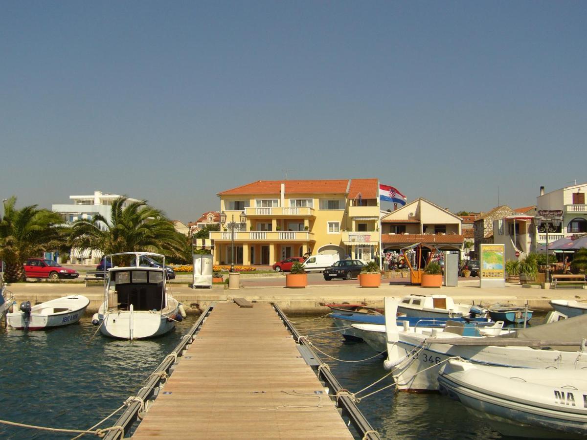 Buco Seafront Apartments & Fastfood Pakoštane Exterior foto
