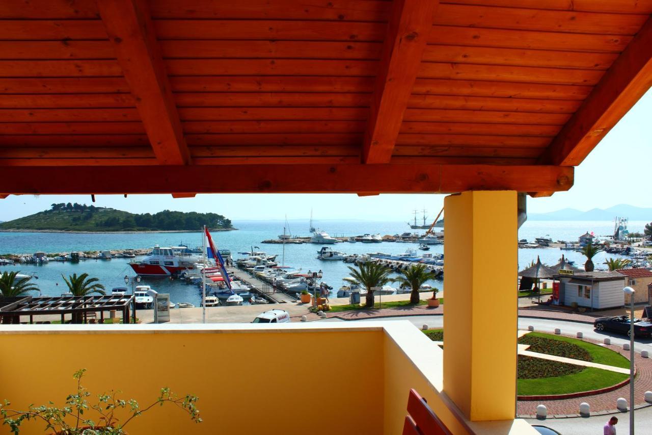 Buco Seafront Apartments & Fastfood Pakoštane Exterior foto