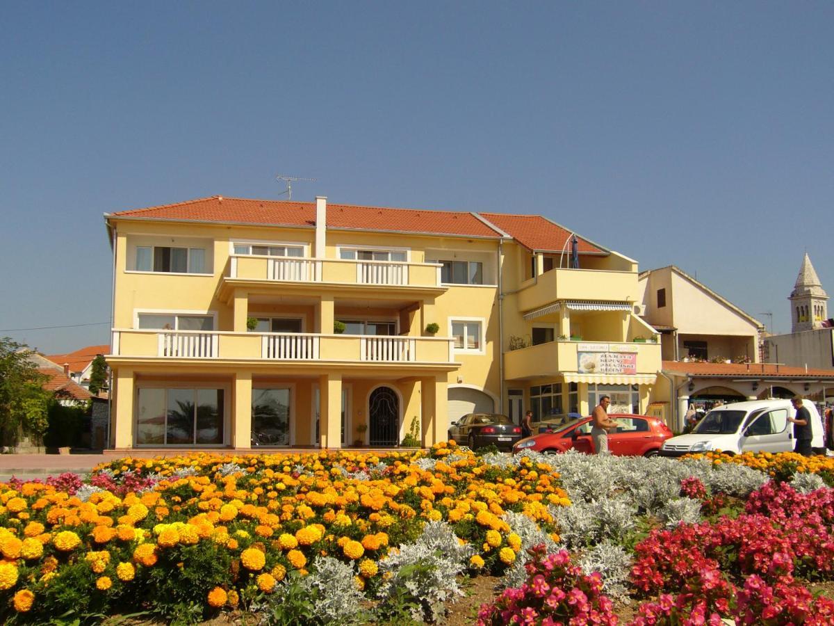 Buco Seafront Apartments & Fastfood Pakoštane Exterior foto
