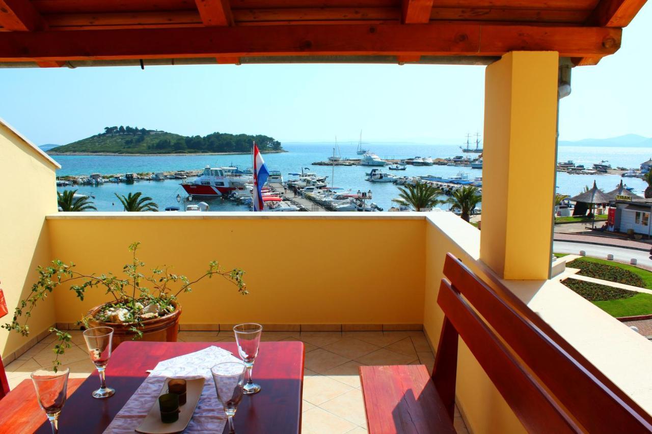 Buco Seafront Apartments & Fastfood Pakoštane Exterior foto